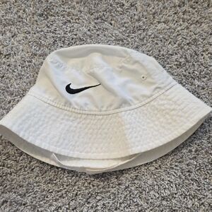 Nike Kids' White Bucket Hat with Black Swoosh
